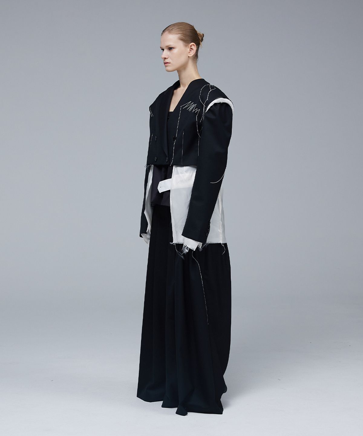 므아므(MMAM) Signature unbalance pin tuck logo band flare slacks
