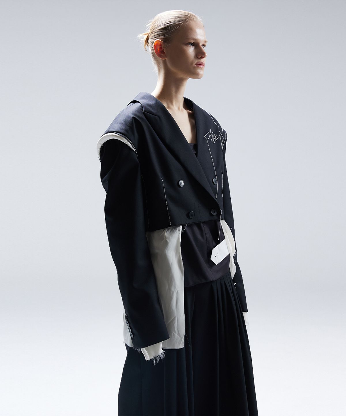 므아므(MMAM) Signature unbalance pin tuck logo band flare slacks