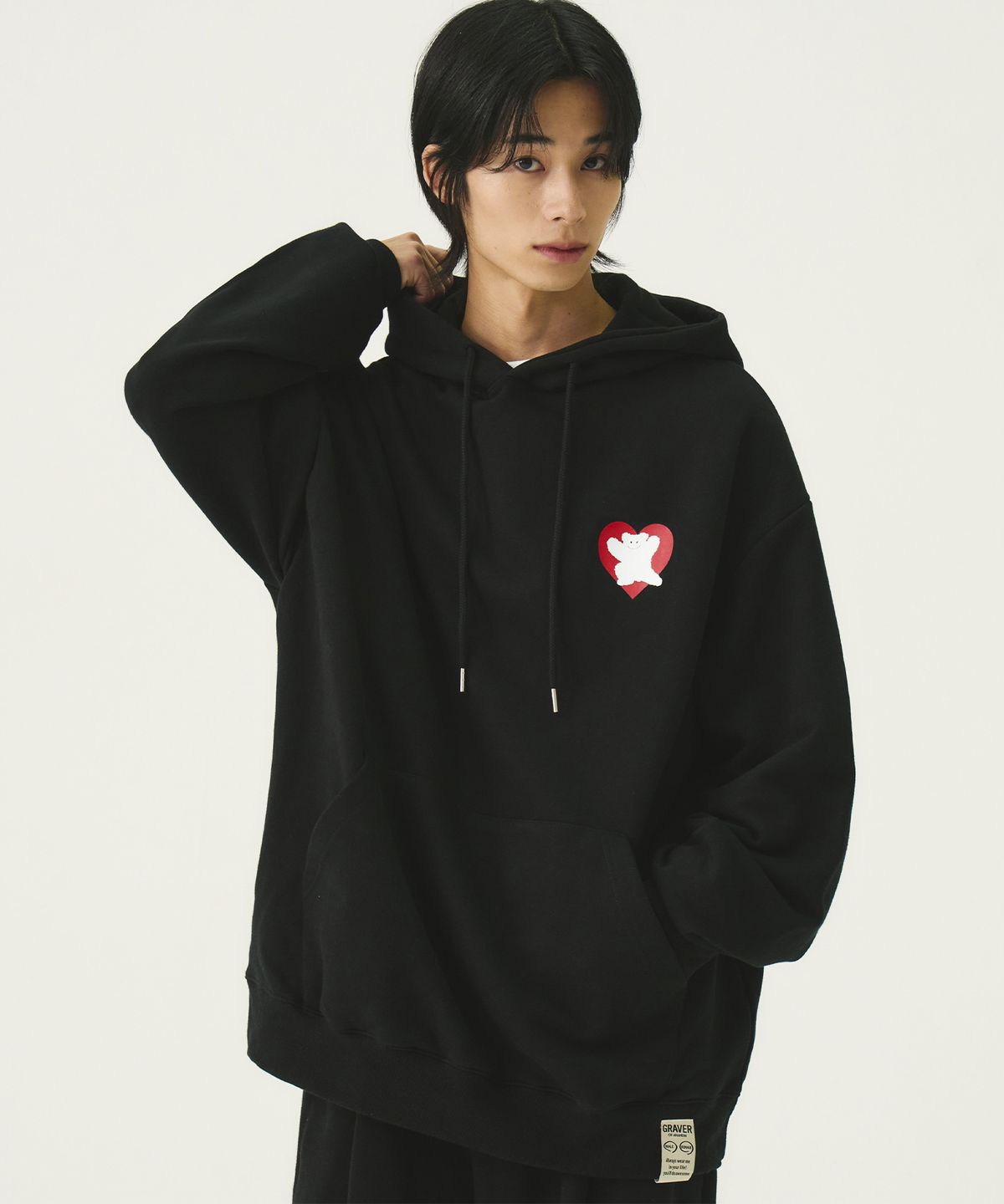 그레이버(GRAVER) [UNISEX]베어 하트 백프린팅 후드티_블랙/레드 로고