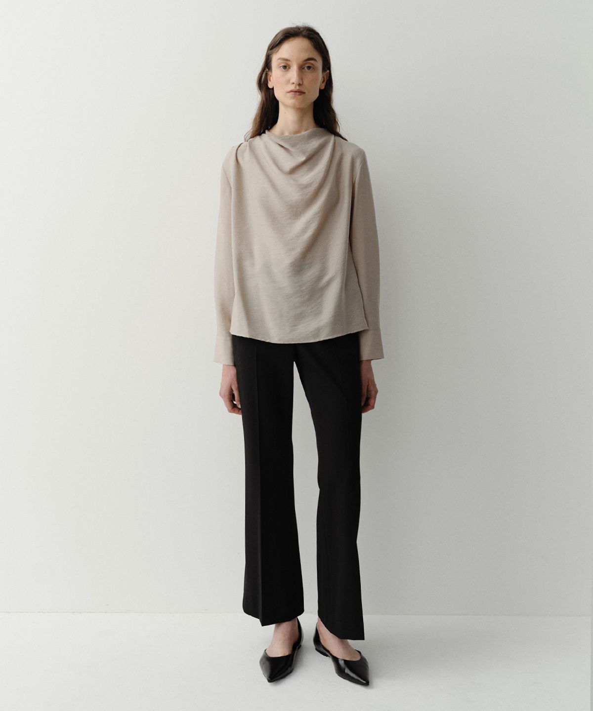 이아(EAAH) MEG COWL NECK BLOUSE (BEIGE)