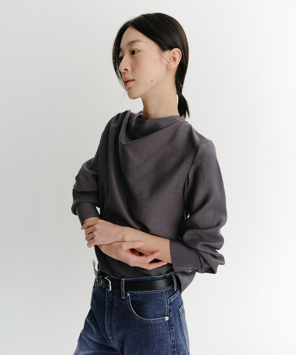 이아(EAAH) MEG COWL NECK BLOUSE (CHARCOAL)