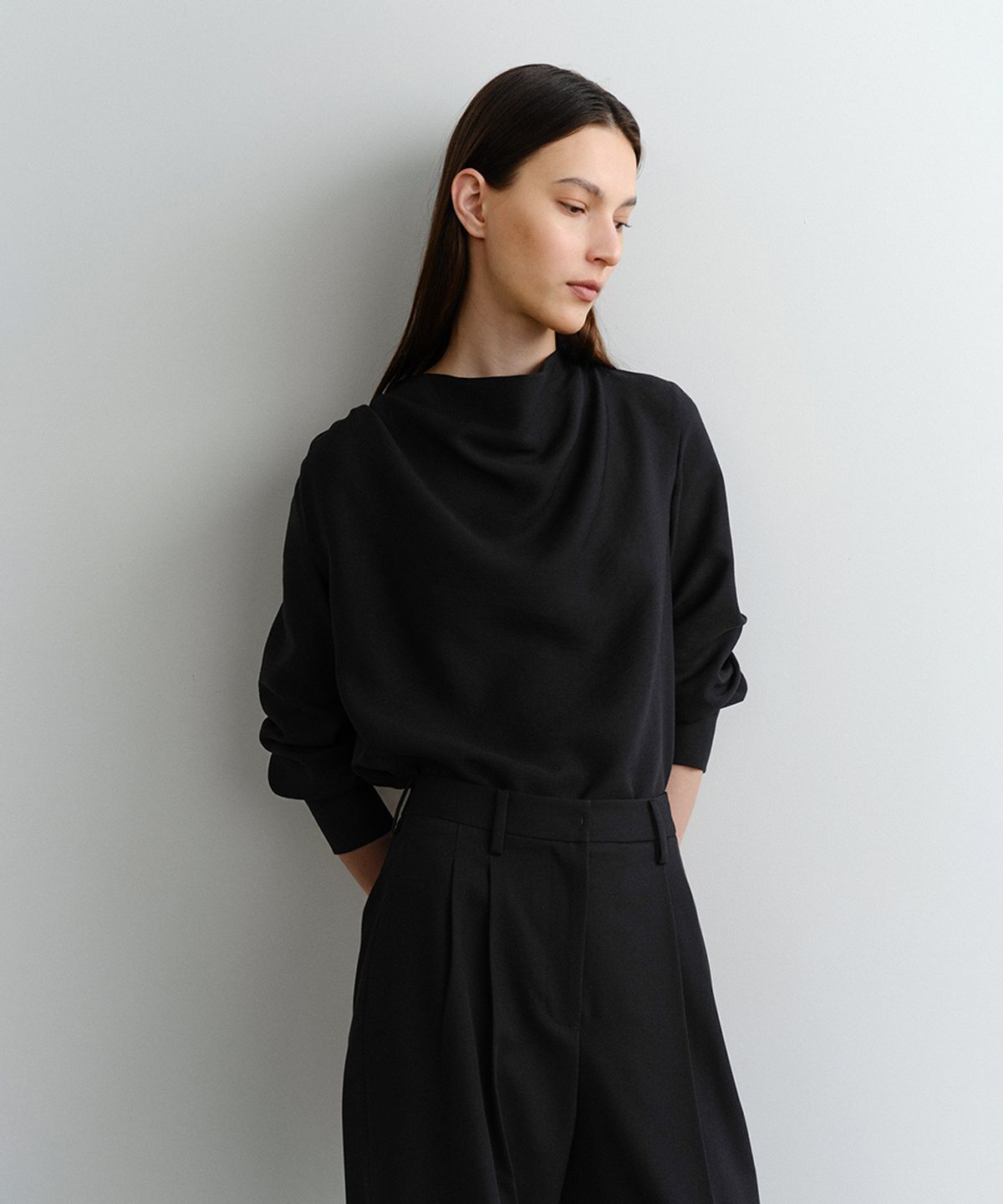 이아(EAAH) MEG COWL NECK BLOUSE (BLACK)