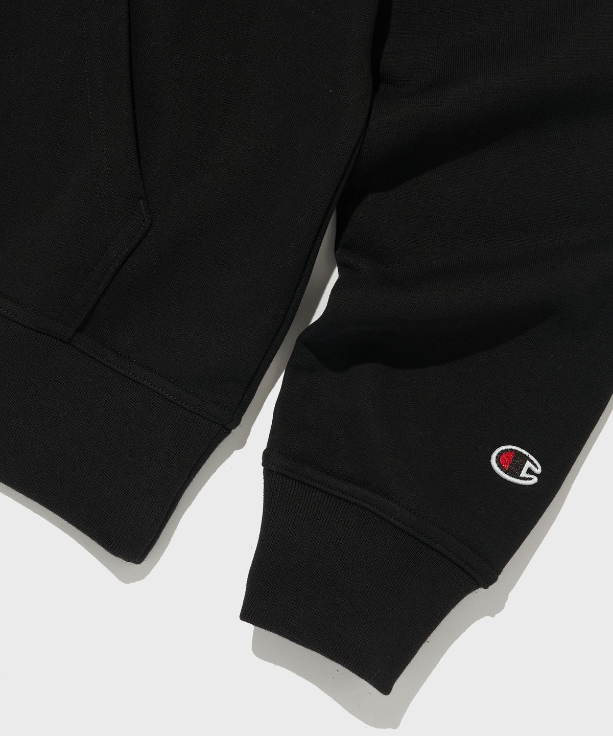 챔피온(CHAMPION) 스몰 스크립트 로고 후드 티셔츠 Black
