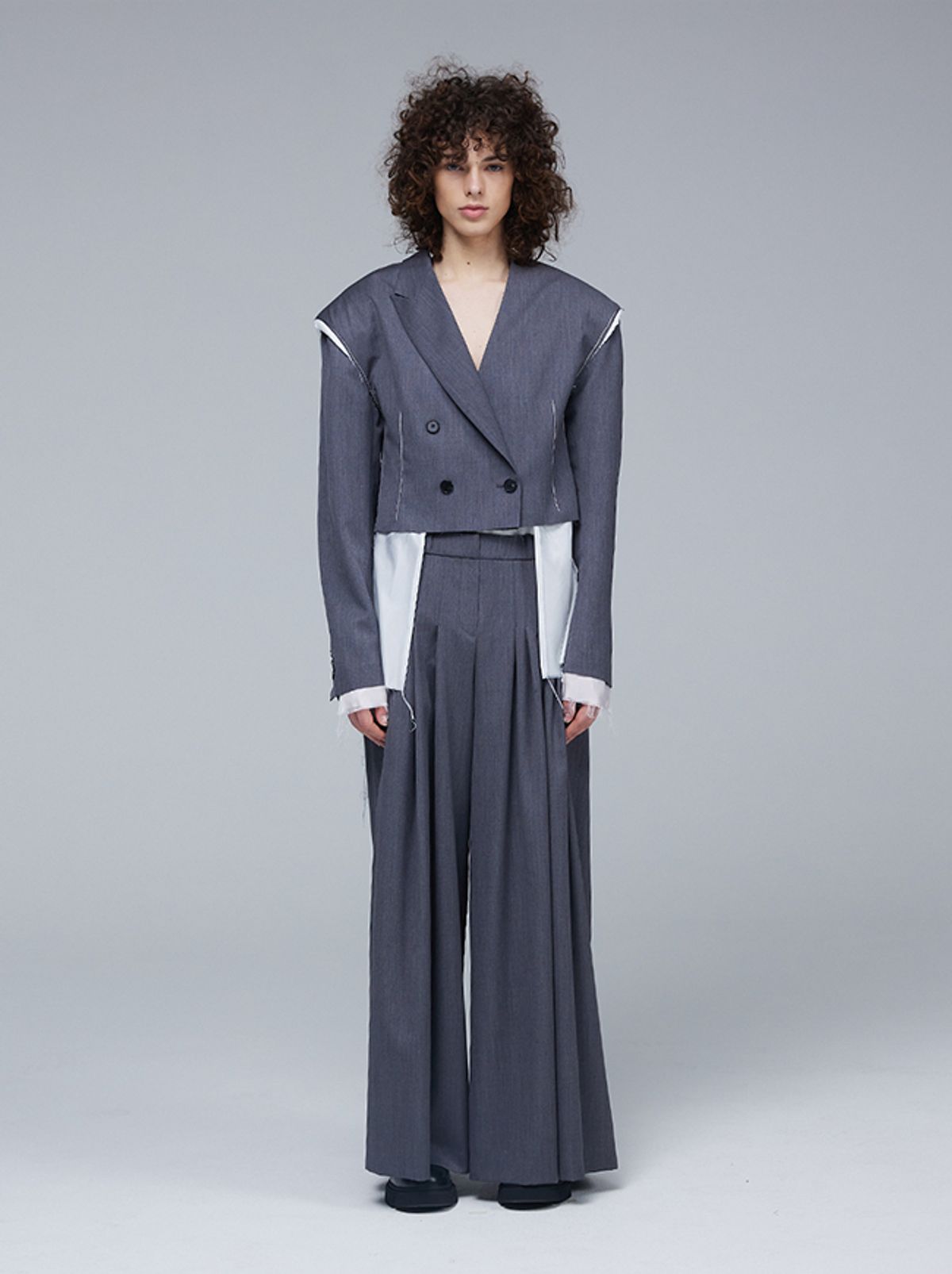 므아므(MMAM) Signature unbalance pin tuck logo band flare slacks