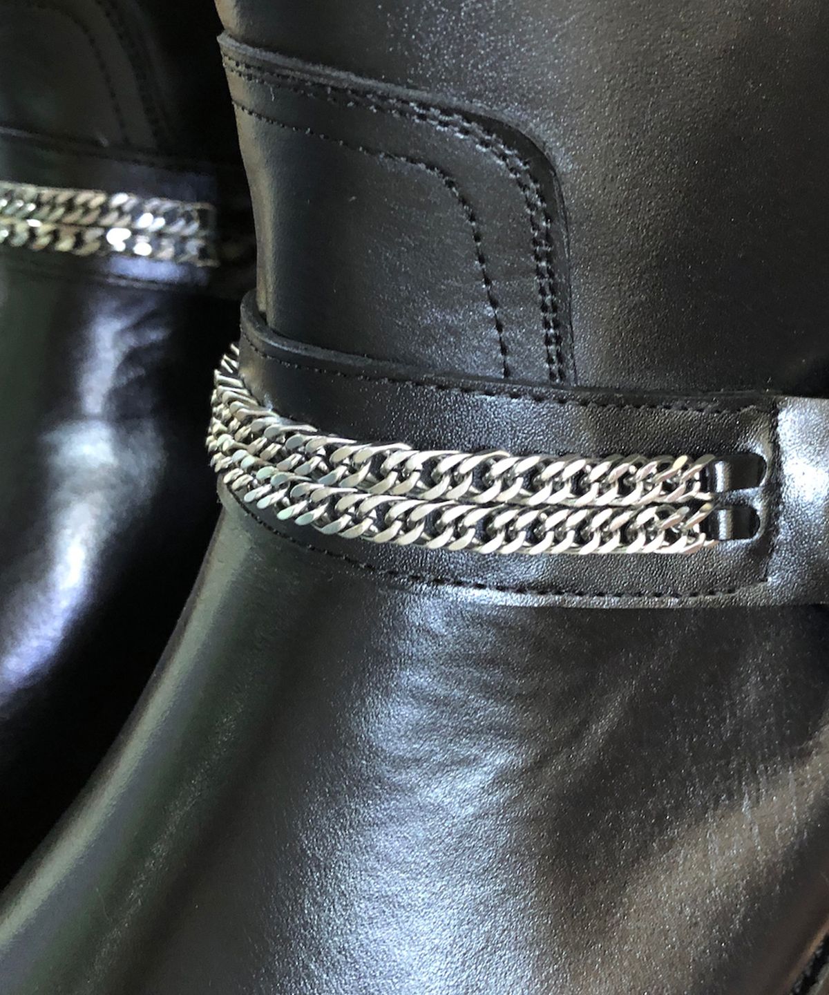 조앤슈(JOENSHOE) 로랑 바이시클 체인 부츠 블랙