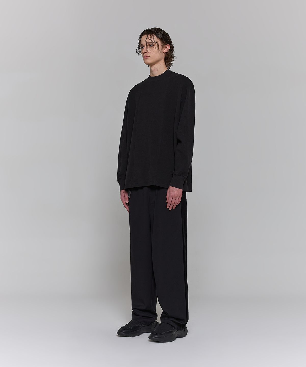 디그낙(DGNAK) 스퀘어 크루넥 롱 슬리브 (블랙)_ PE3TS1717