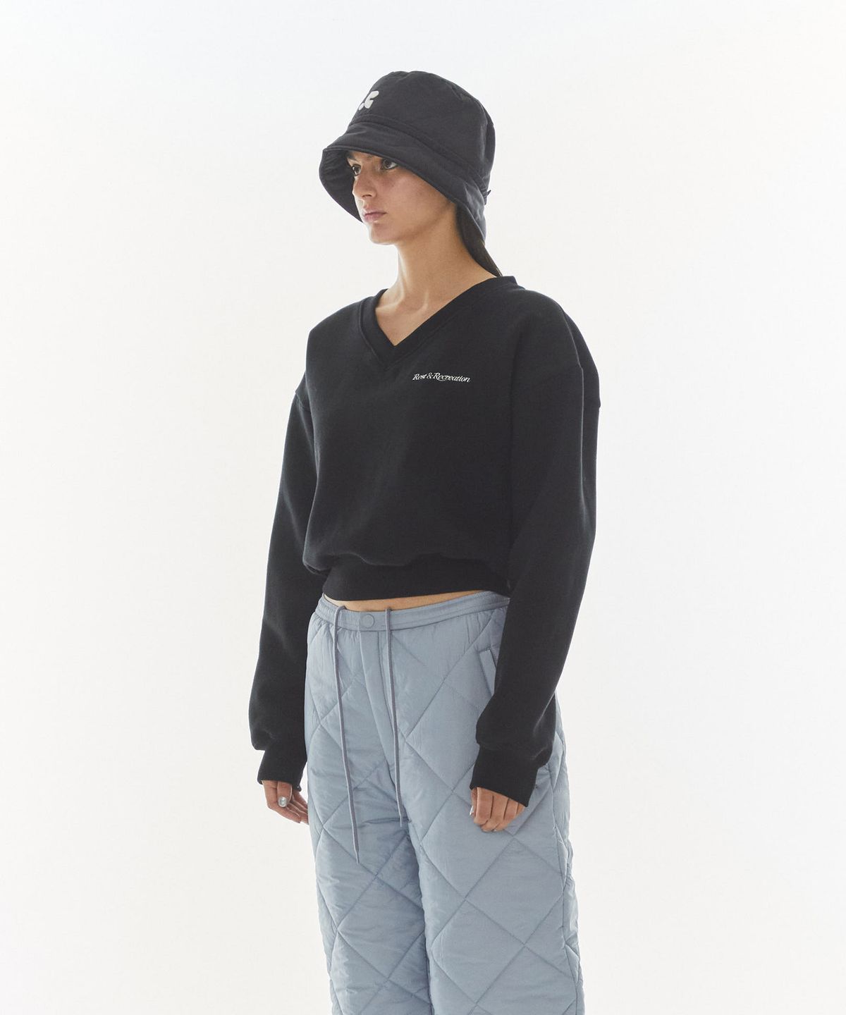 레스트앤레크레이션(REST&RECREATION) V-NECK CROPPED SWEATSHIRT_BLACK