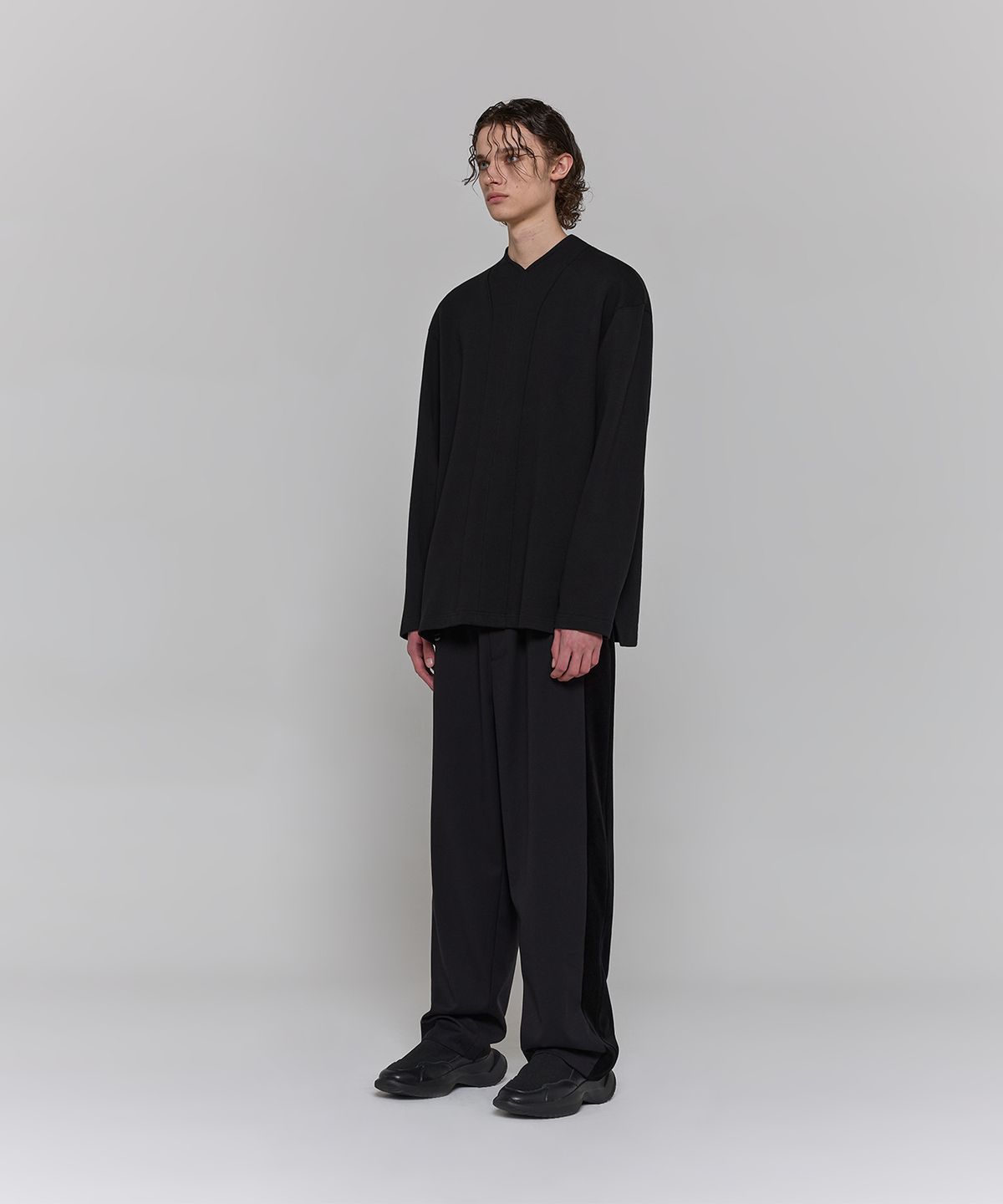 디그낙(DGNAK) 파이핑 브이넥 롱 슬리브 (블랙)_ PE3TS2121