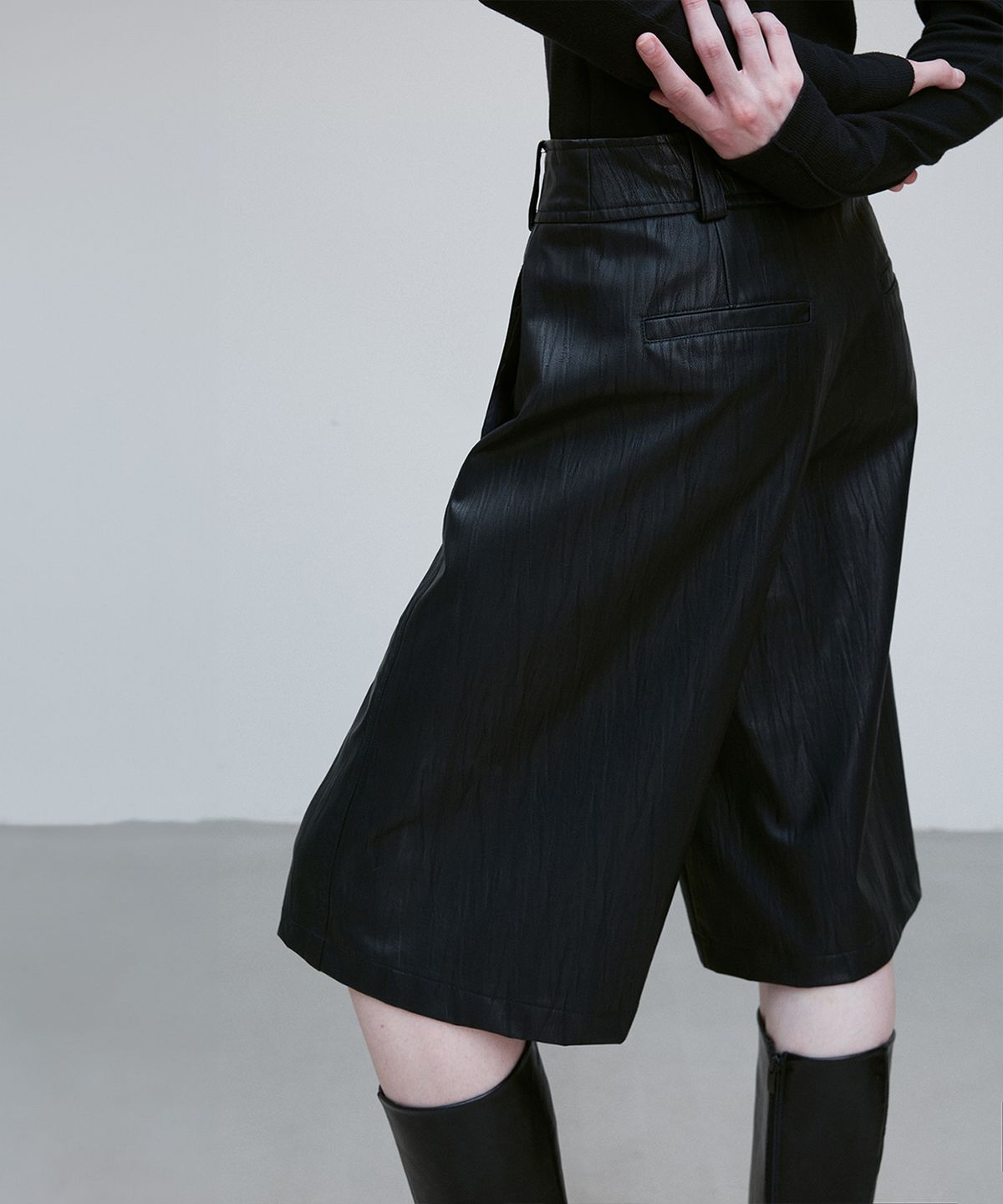 리이(RE RHEE) CRACKED-EFFECT VEGAN LEATHER SHORTS