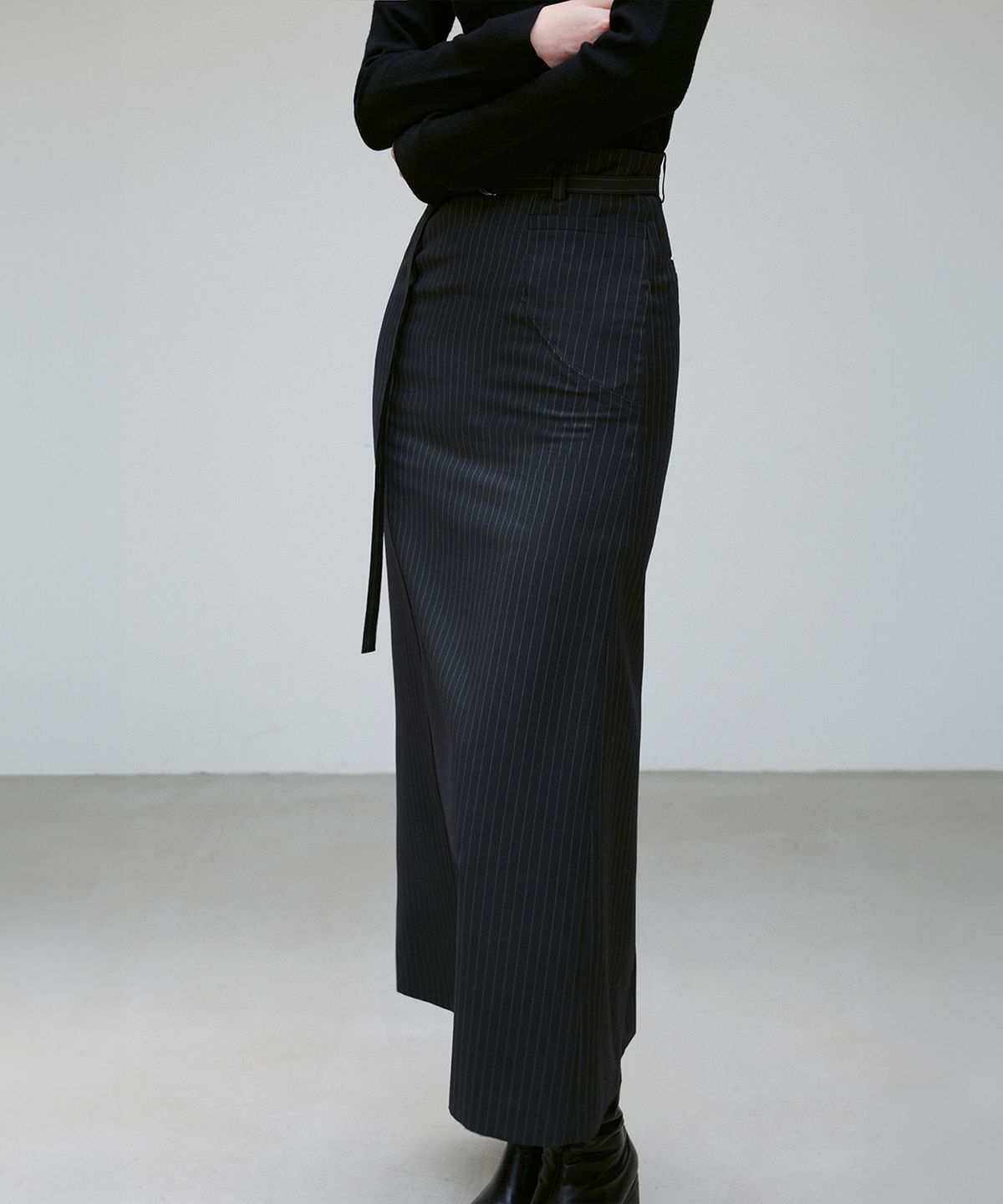 리이(RE RHEE) STRIPED BACK-SLIT STRAIGHT SKIRT