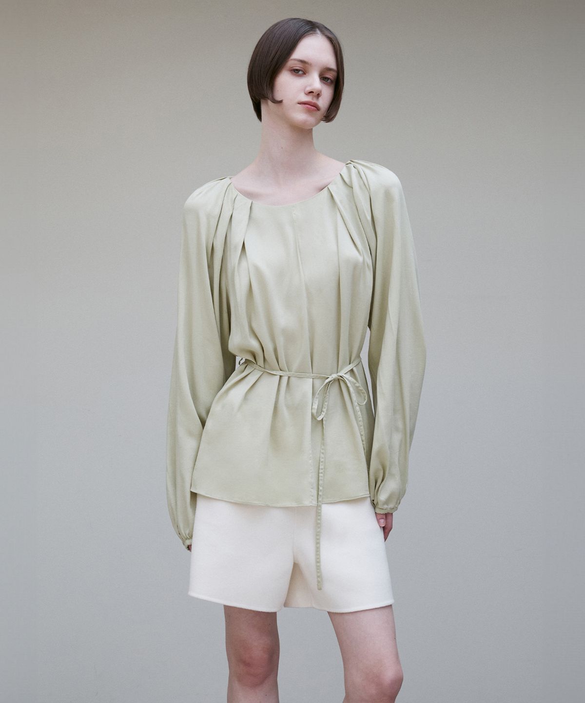 리이(RE RHEE) PLEATED DETAIL BELTED BLOUSE BASIL CREAM