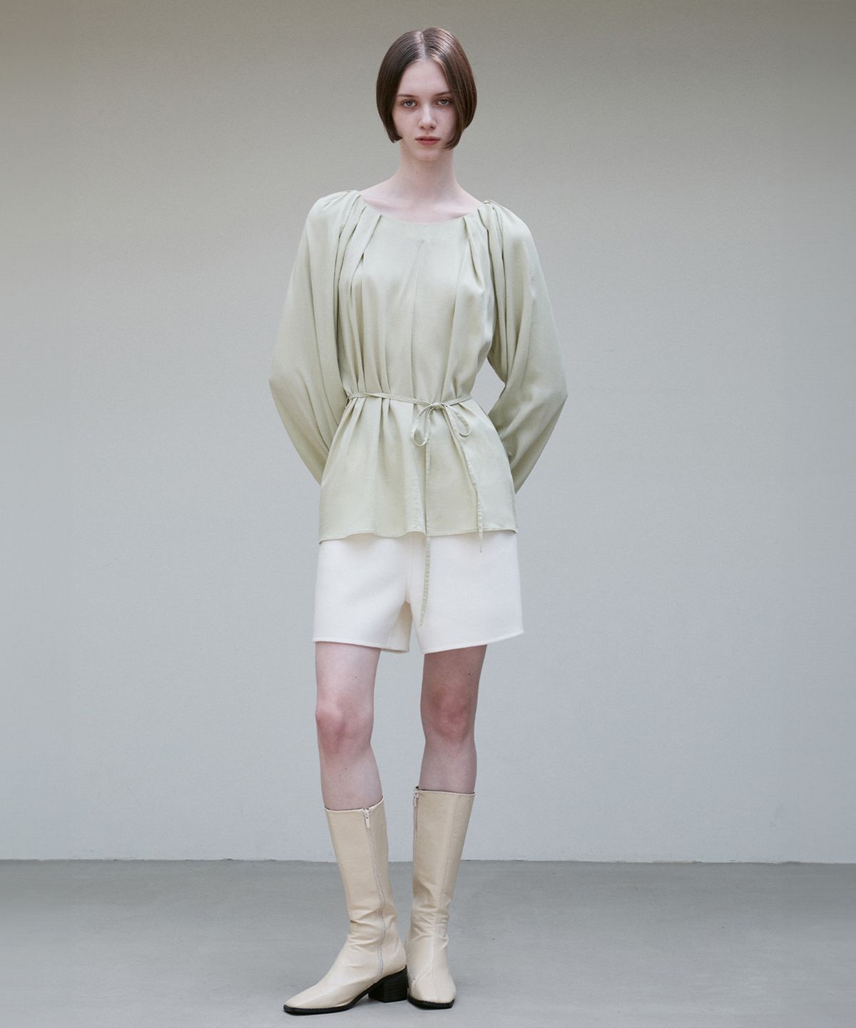 리이(RE RHEE) PLEATED DETAIL BELTED BLOUSE BASIL CREAM