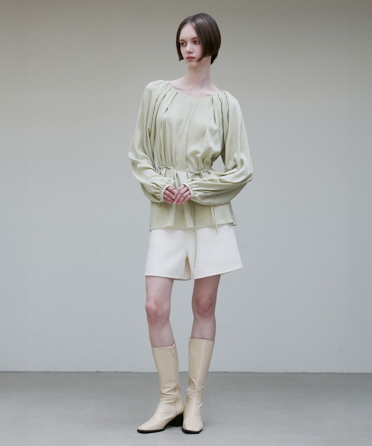 리이(RE RHEE) PLEATED DETAIL BELTED BLOUSE BASIL CREAM