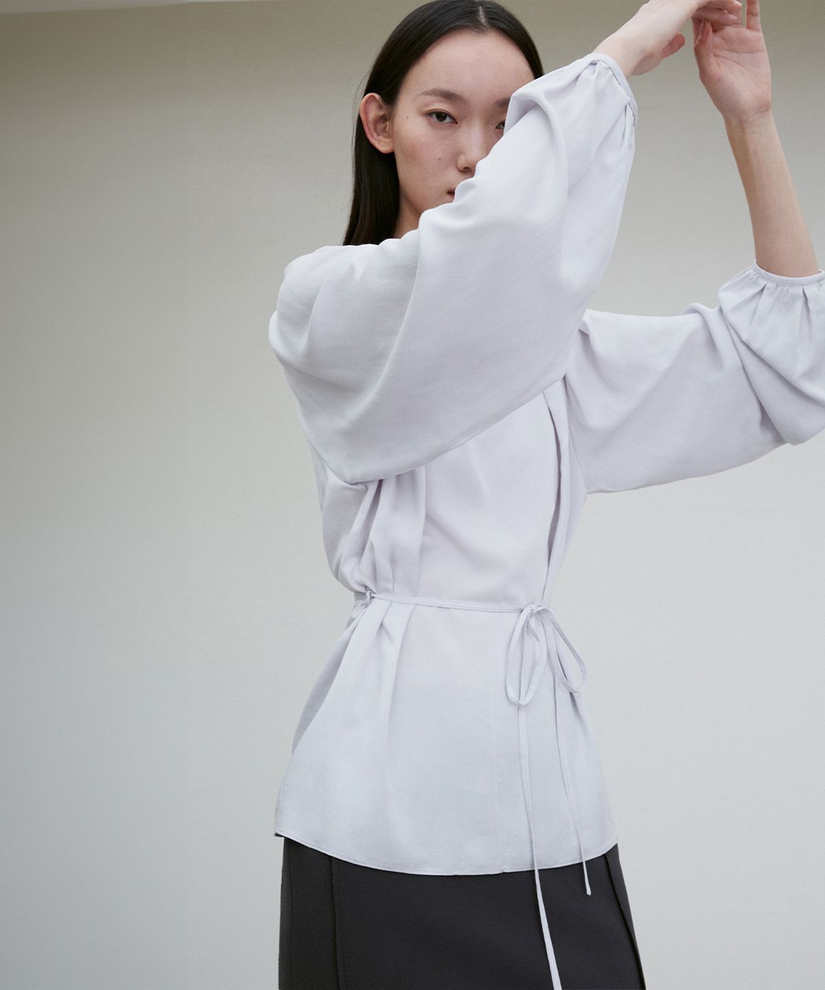 리이(RE RHEE) PLEATED DETAIL BELTED BLOUSE LAVENDER