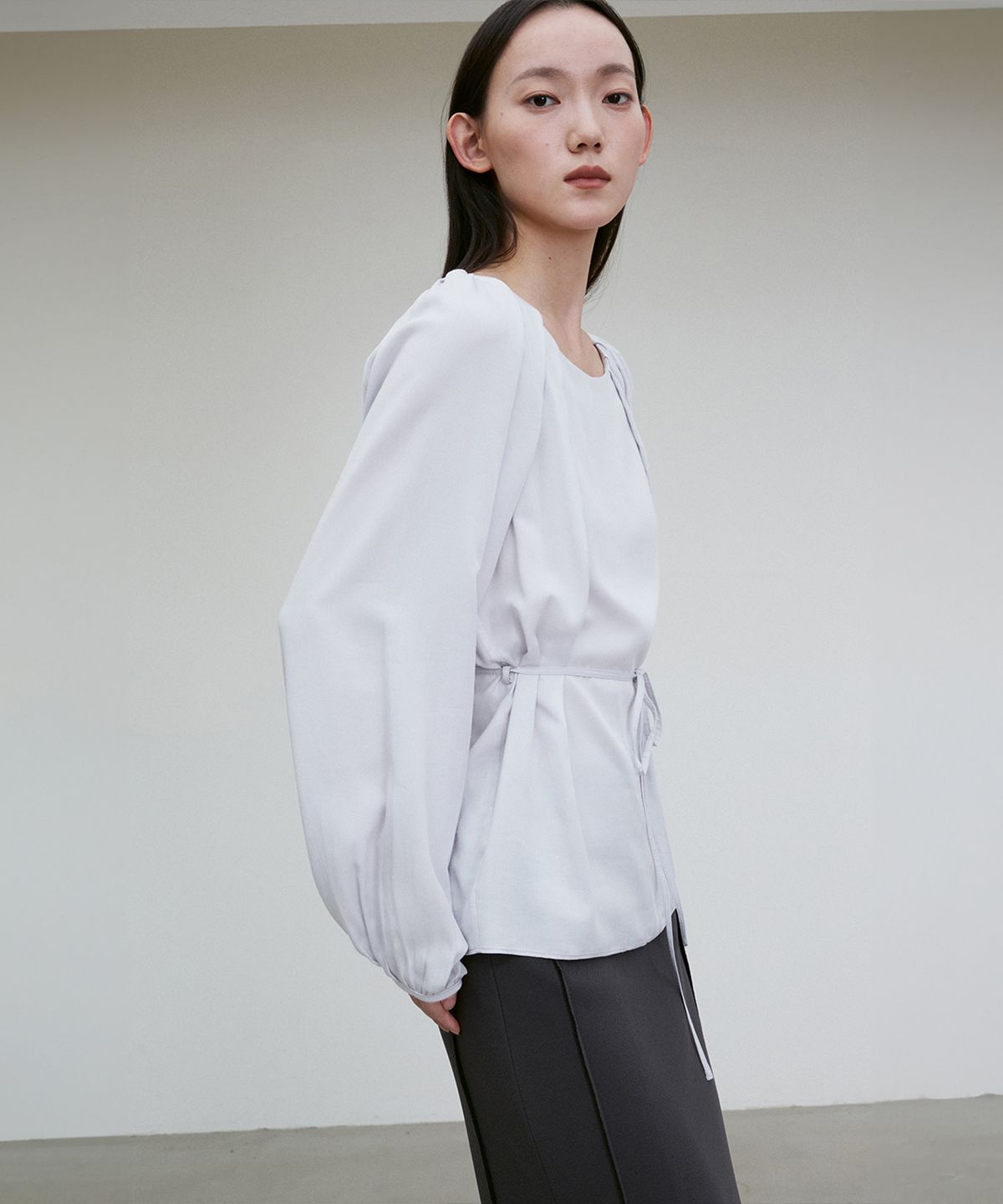 리이(RE RHEE) PLEATED DETAIL BELTED BLOUSE LAVENDER