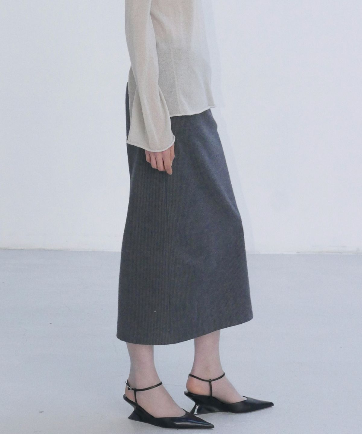 엔오르(EN OR) FLANNEL STRIPE STRAP SKIRT - GREY