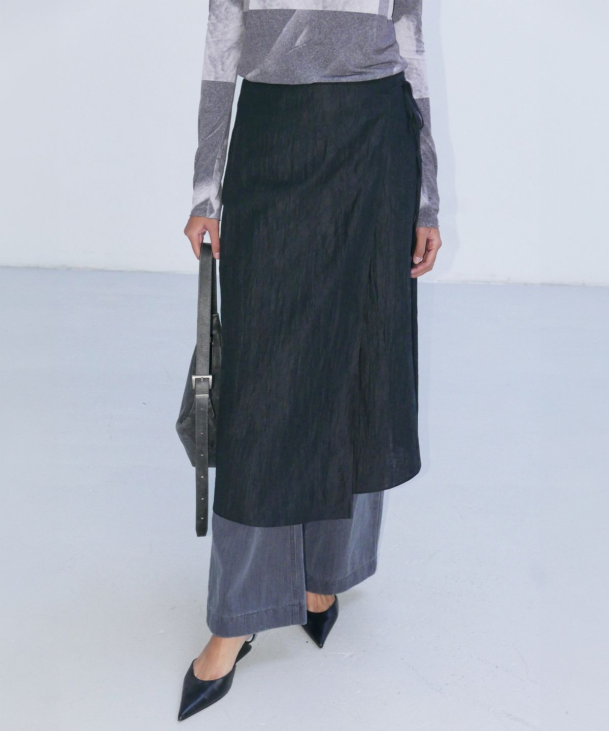 엔오르(EN OR) SEMI WIDE HIGH-RISE DENIM PANTS - DARK GREY