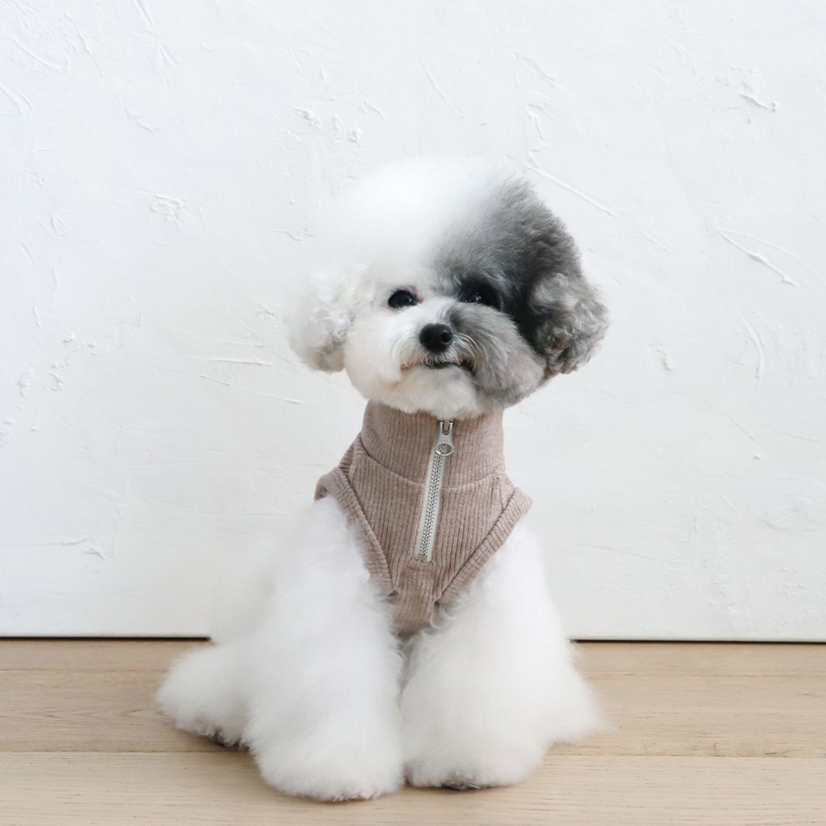 쉬오트(CHIOT) 소프트 슬리브리스 하프집업 (소프트브라운)