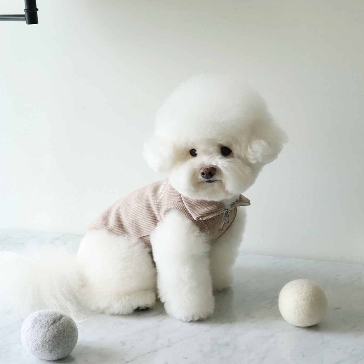 쉬오트(CHIOT) 소프트 슬리브리스 하프집업 (소프트브라운)