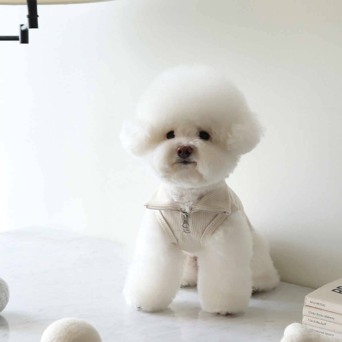 쉬오트(CHIOT) 소프트 슬리브리스 하프집업 (소프트크림)