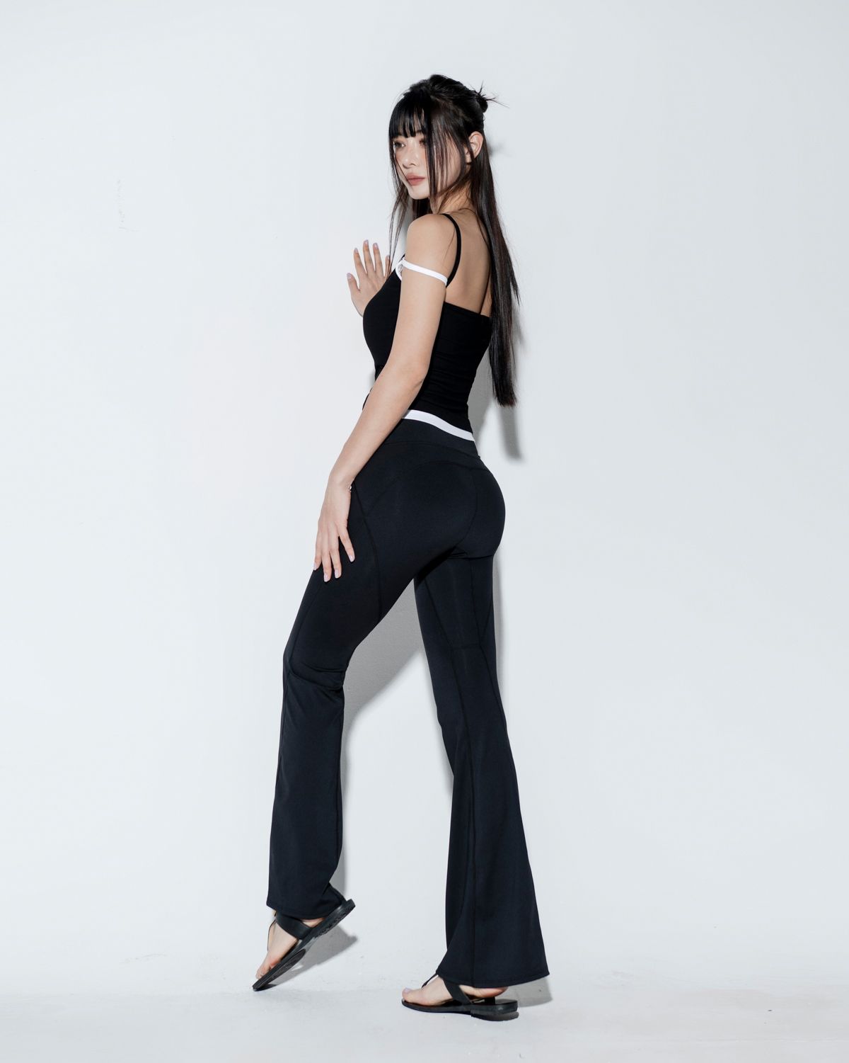 비나앤코(VINAANDCO) 부츠컷 힙업레깅스 - 블랙 (XS/S/M/L/XL)