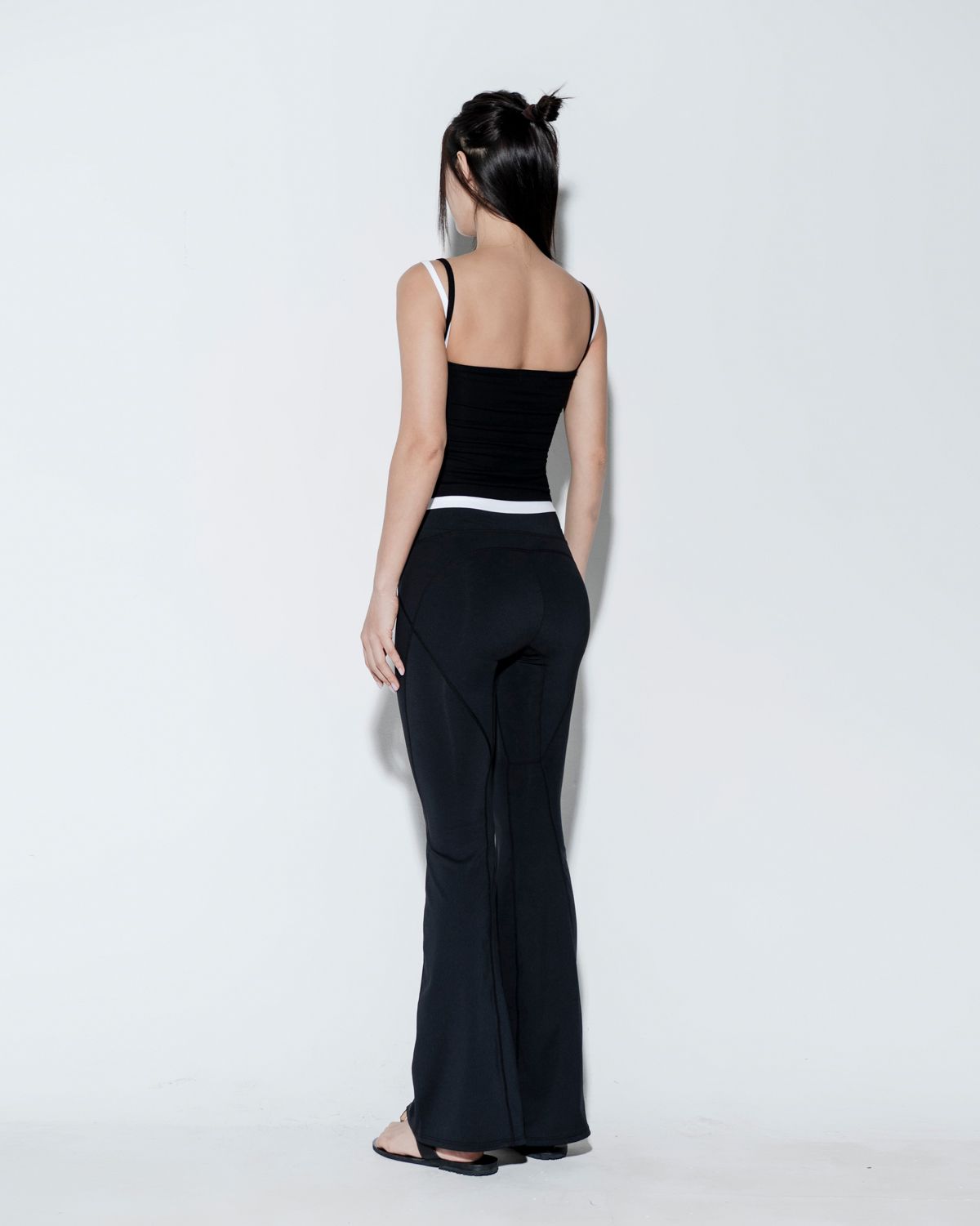 비나앤코(VINAANDCO) 부츠컷 힙업레깅스 - 블랙 (XS/S/M/L/XL)