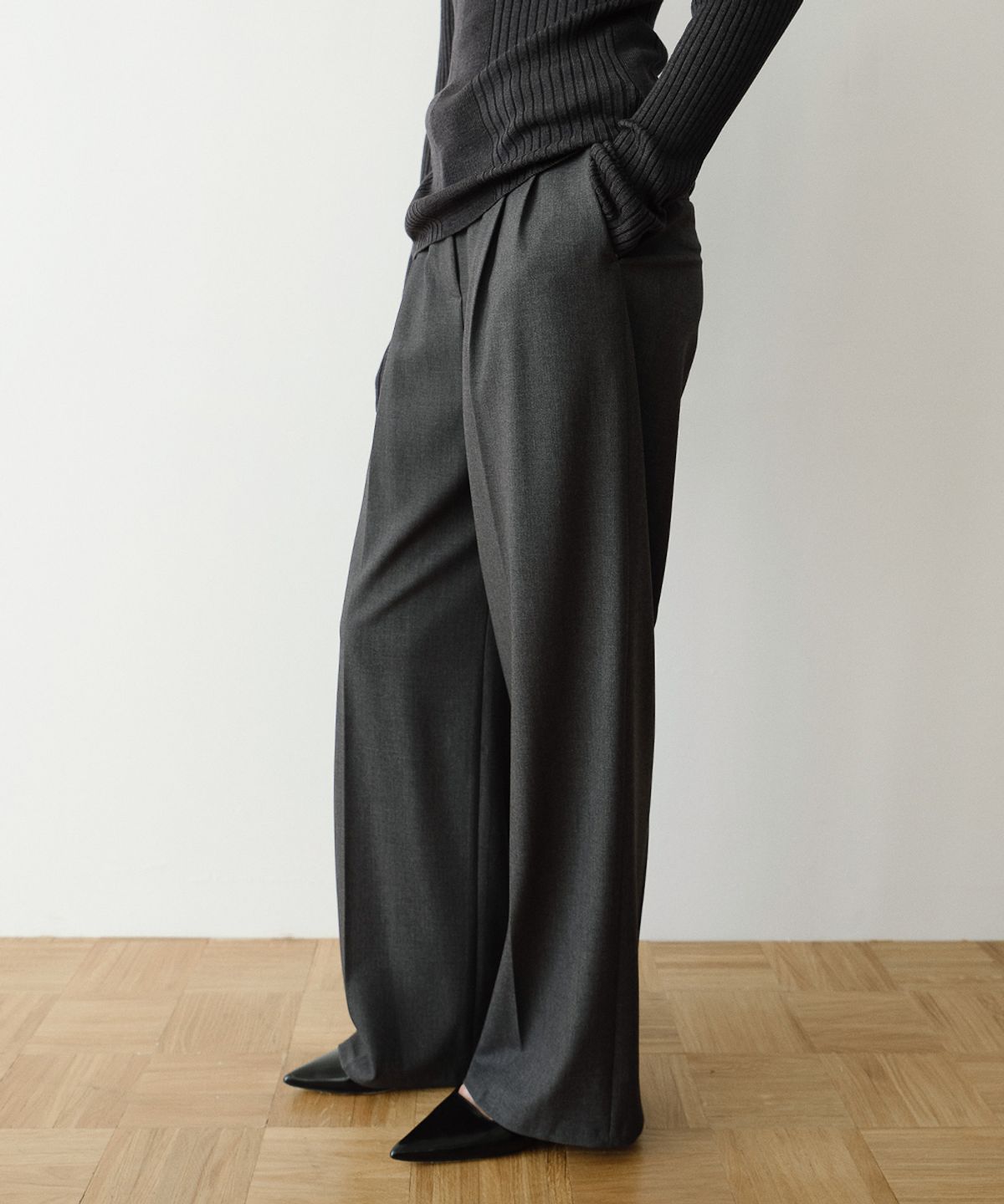 이아(EAAH) FW WIDE TUCK PANTS (CHARCOAL)