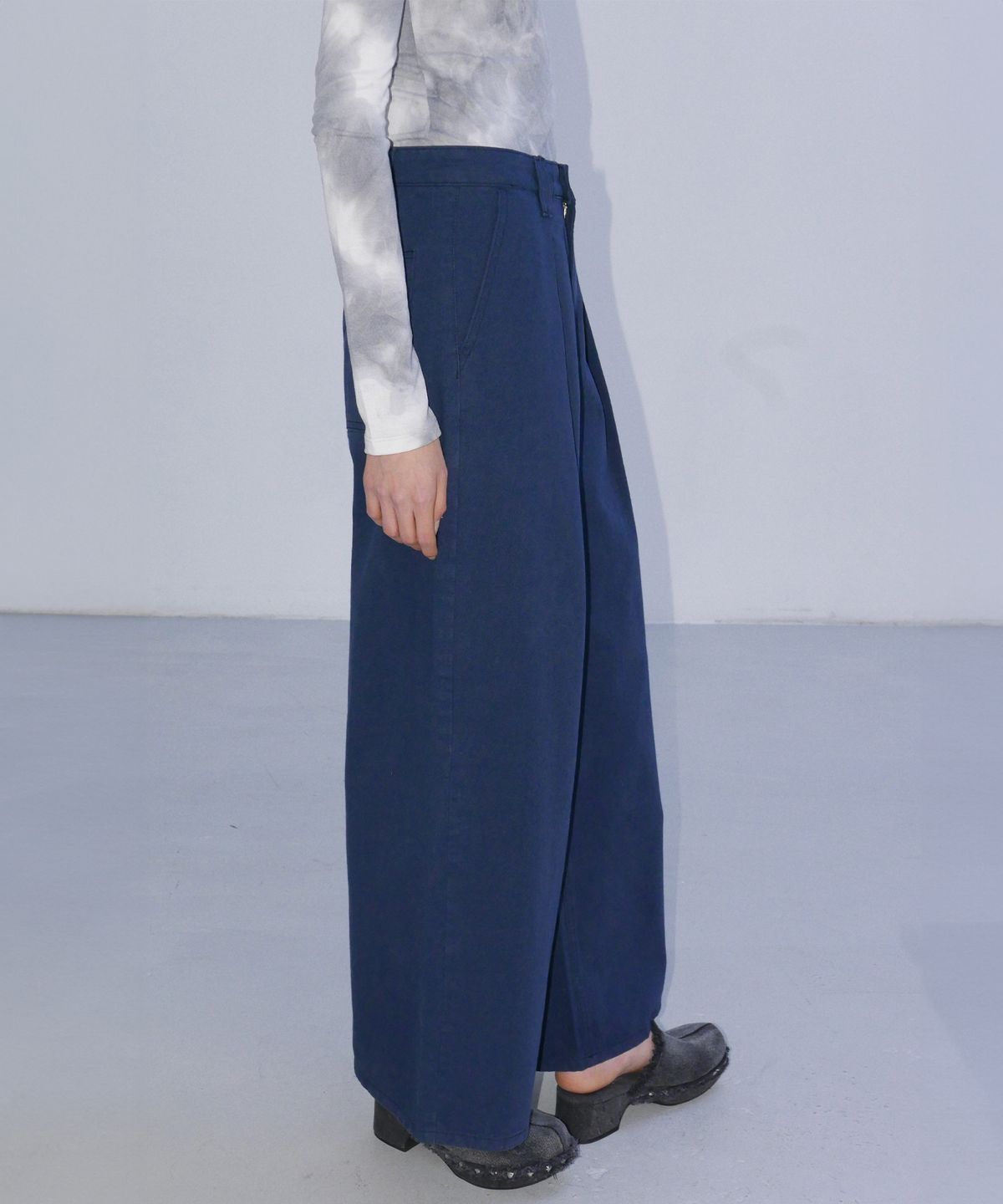 엔오르(EN OR) ONE TUCK WIDE DENIM PANTS - BLUE
