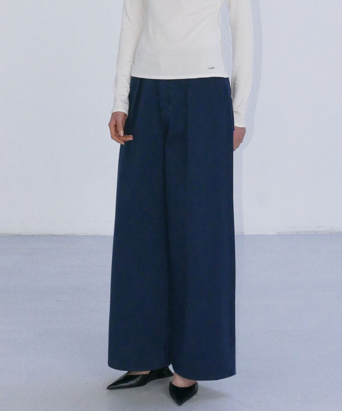 엔오르(EN OR) ONE TUCK WIDE DENIM PANTS - BLUE