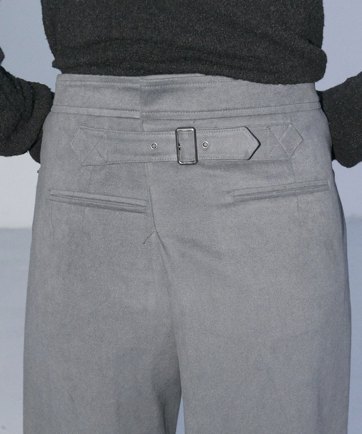 엔오르(EN OR) BIZO DETAIL FLARE PANTS - GREY