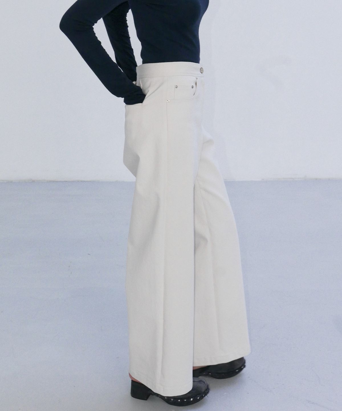 엔오르(EN OR) BIZO DETAIL FLARE PANTS - CREAM