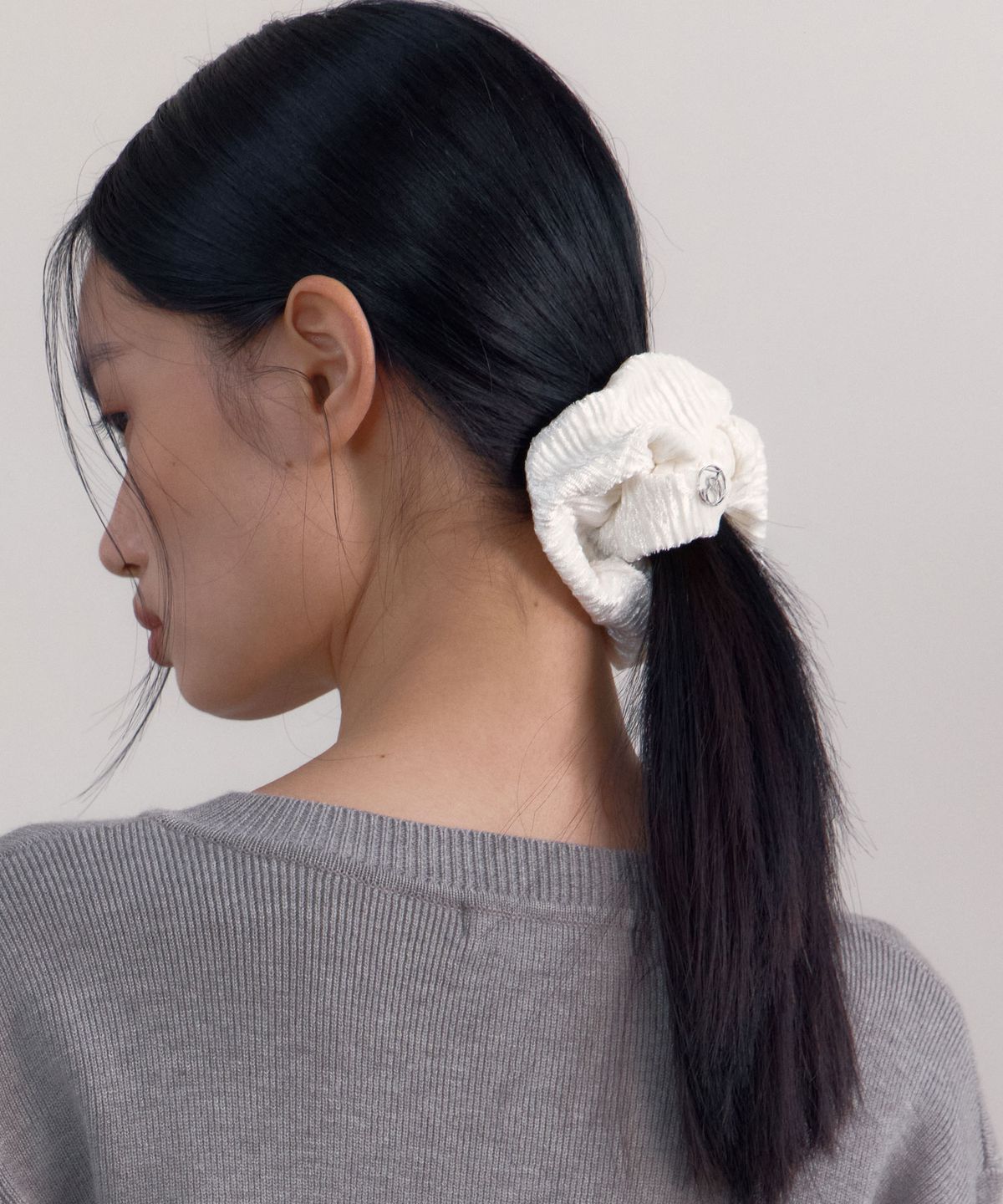38컴온커먼(38COMEONCOMMON) Wrinkle Velvet Scrunchie (White)