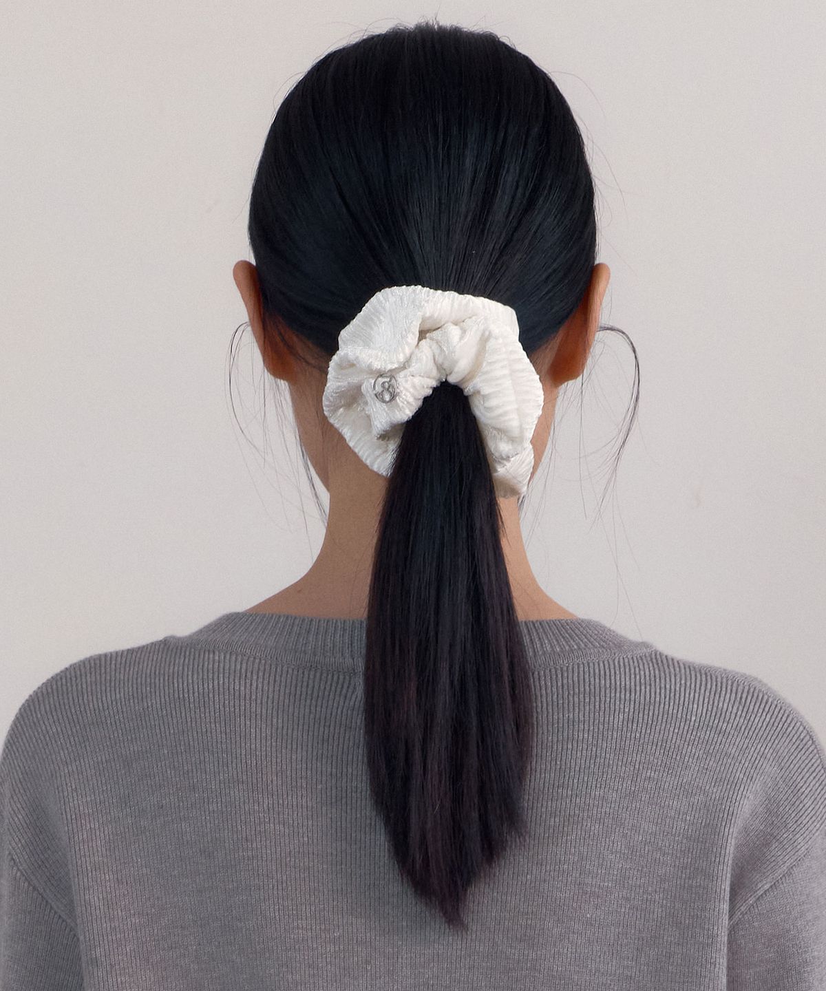 38컴온커먼(38COMEONCOMMON) Wrinkle Velvet Scrunchie (White)