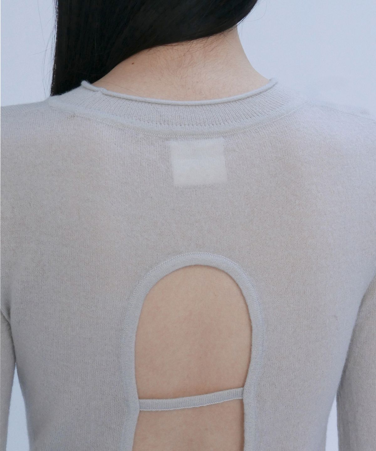 엔오르(EN OR) OPEN BACK BELL SLEEVE KNIT - LIGHT GREY