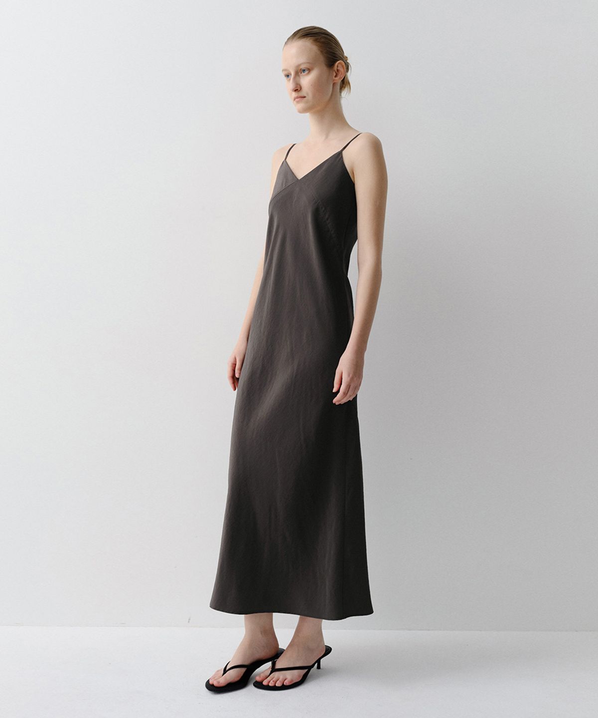 이아(EAAH) RAYON STRAP DRESS (CHARCOAL)