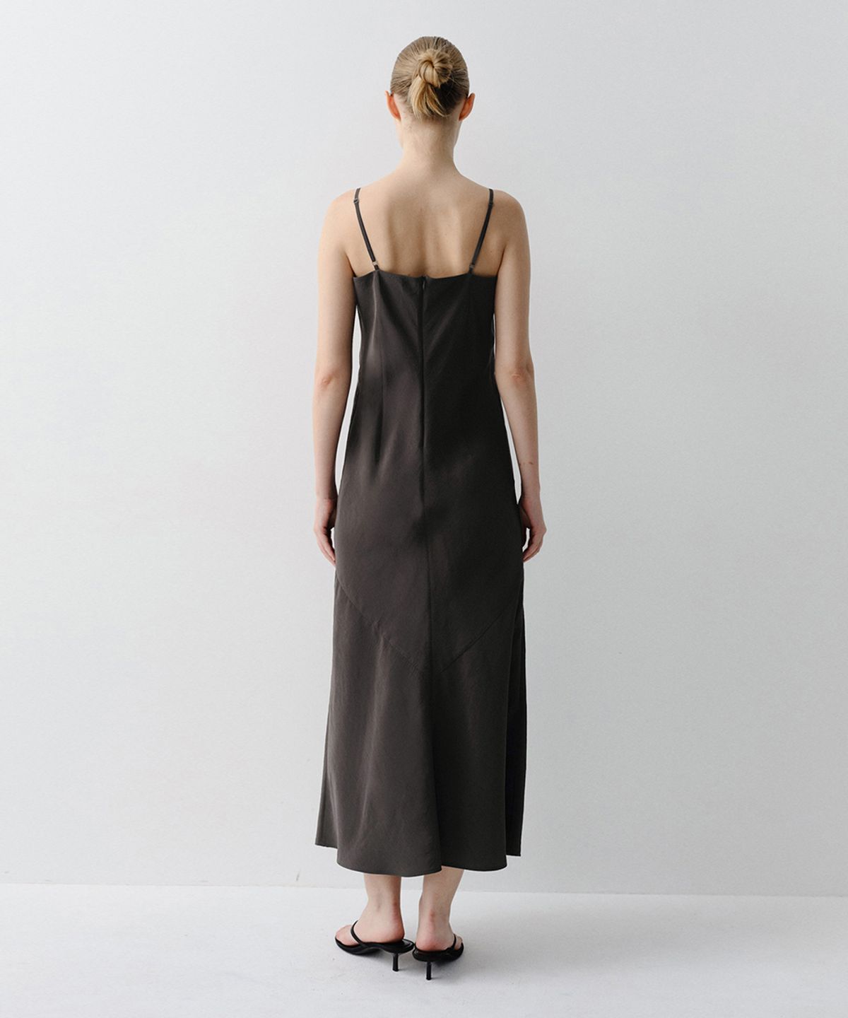 이아(EAAH) RAYON STRAP DRESS (CHARCOAL)