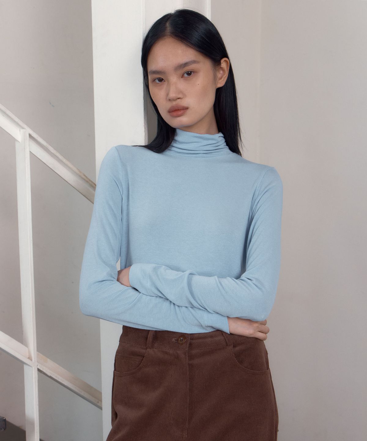 38컴온커먼(38COMEONCOMMON) Soft Slim Turtle-neck Top (Sky Blue)