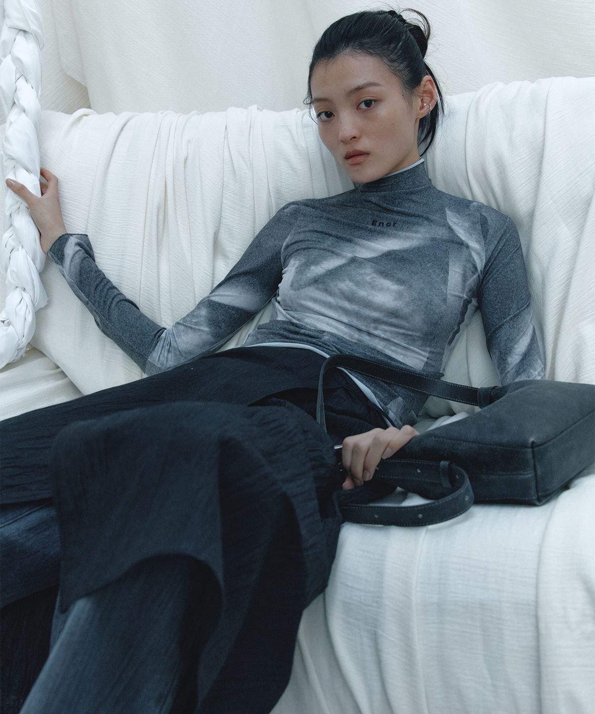 엔오르(EN OR) LOGO HALF NECK JERSEY TOP  - DARK GREY