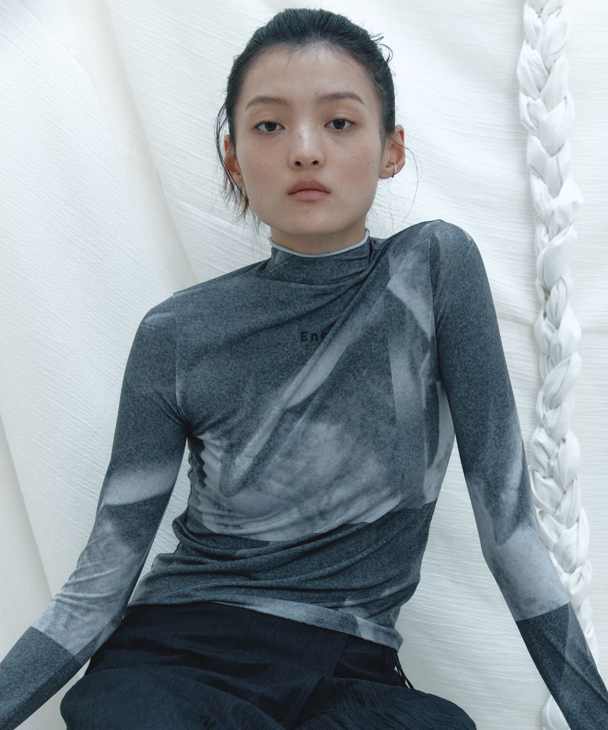 엔오르(EN OR) LOGO HALF NECK JERSEY TOP  - DARK GREY