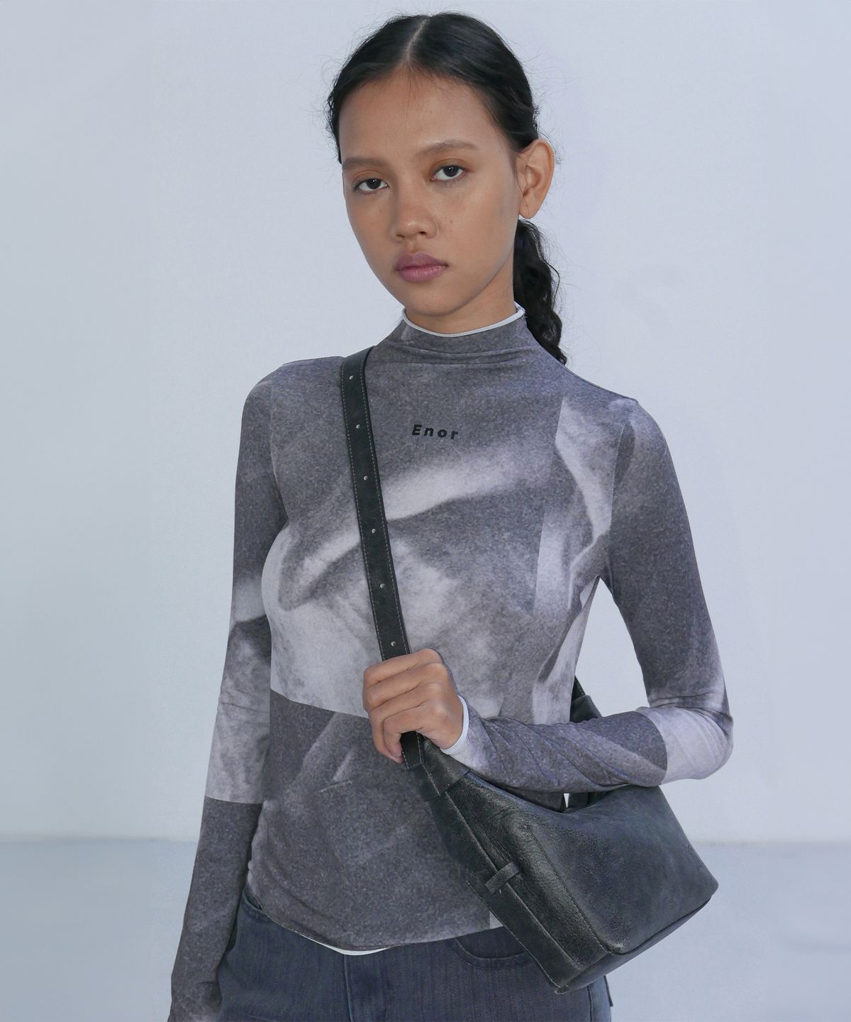 엔오르(EN OR) LOGO HALF NECK JERSEY TOP  - DARK GREY
