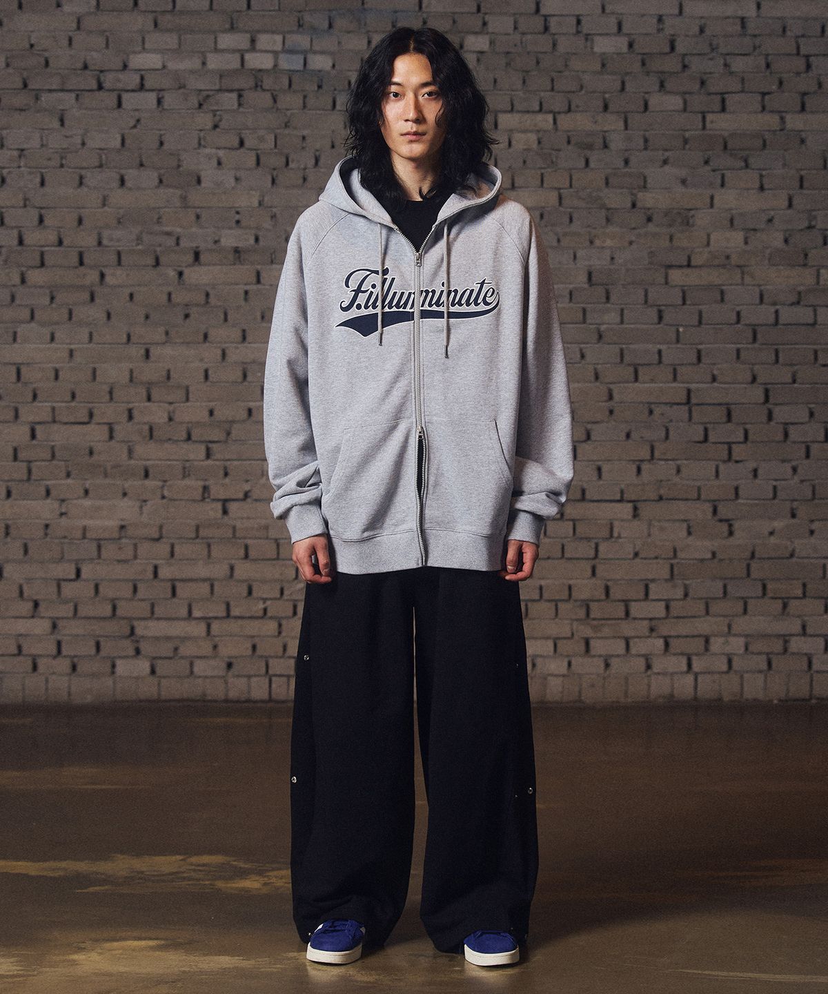필루미네이트(FILLUMINATE) 시그니처 웨이브 로고 후드 집 업-블랙
