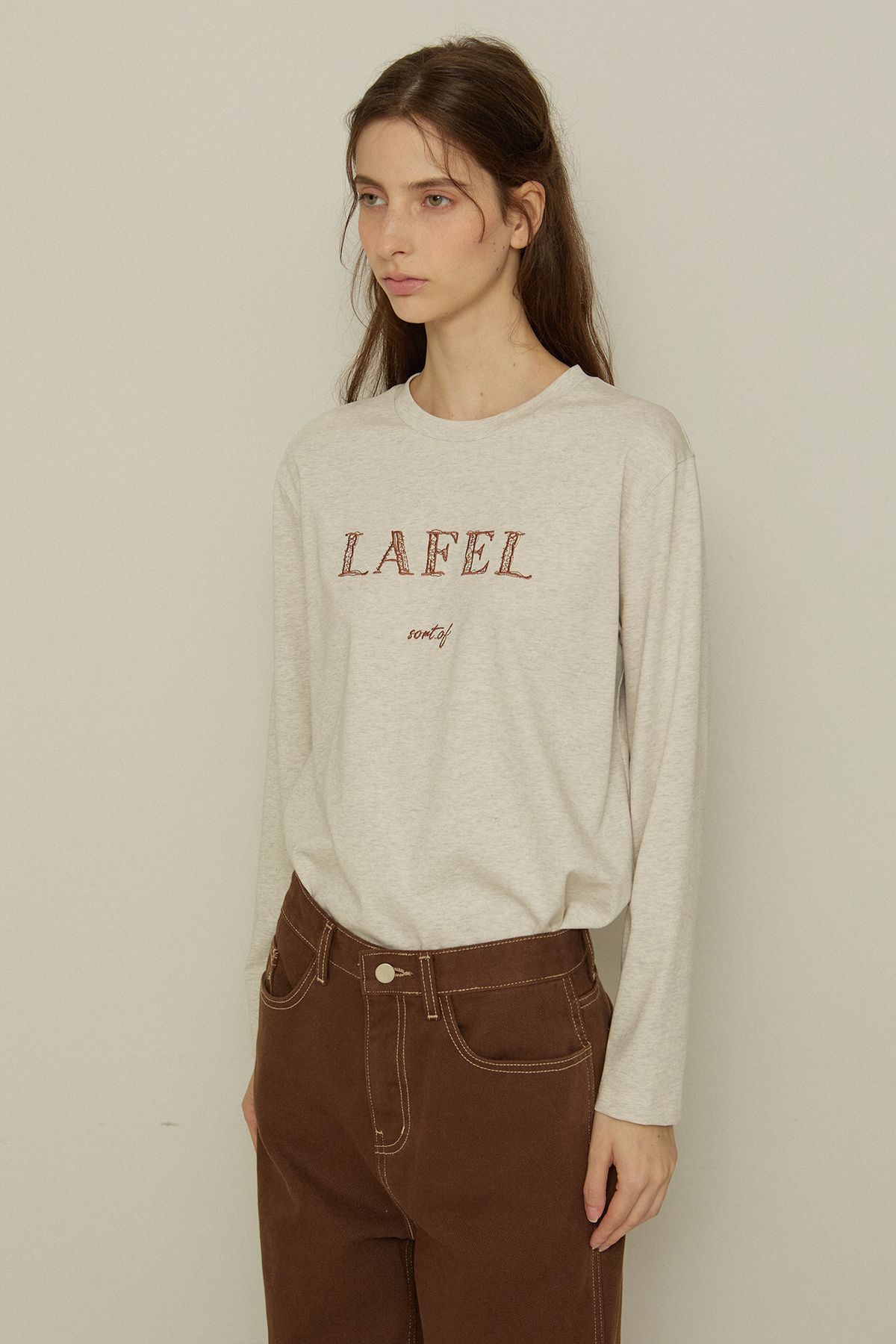 라펠 소로브(LAFELSORTOF) 로고 자수 슬리브 탑