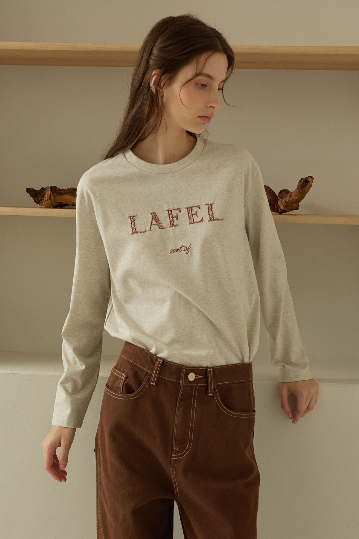 라펠 소로브(LAFELSORTOF) 로고 자수 슬리브 탑