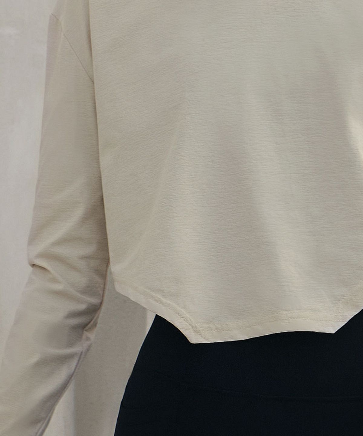 데비웨어(DEVIWEAR) 언밸런스 컷팅 티셔츠 DEVI-T0111-크림