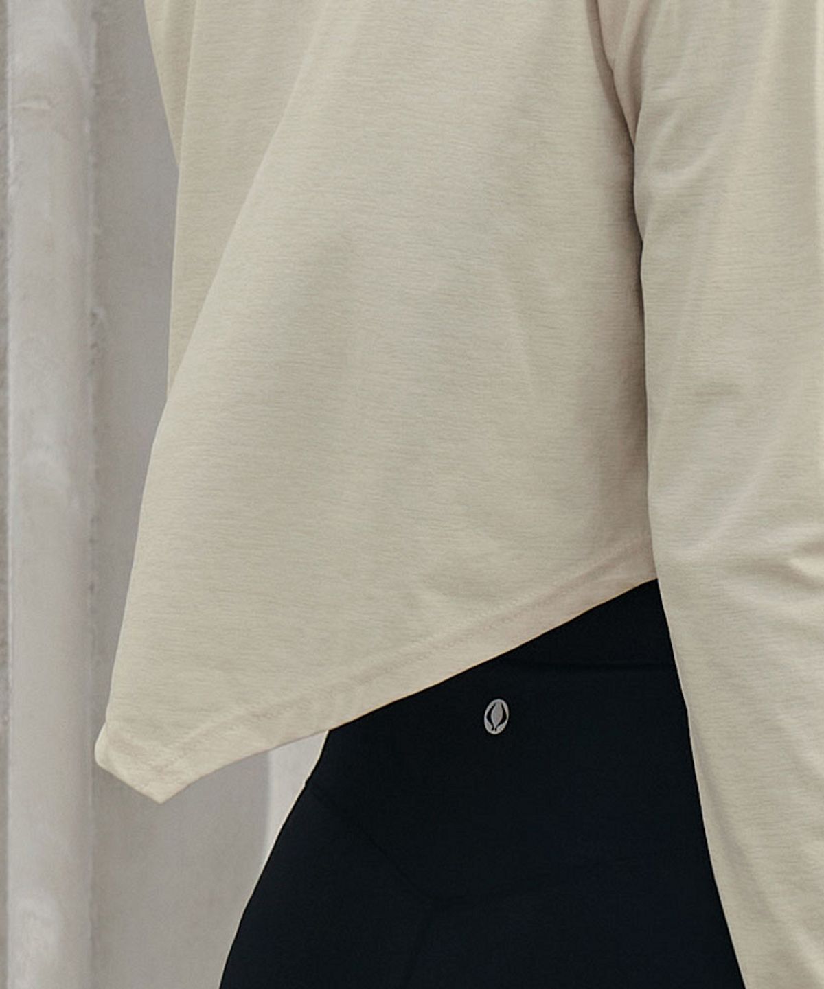 데비웨어(DEVIWEAR) 언밸런스 컷팅 티셔츠 DEVI-T0111-크림