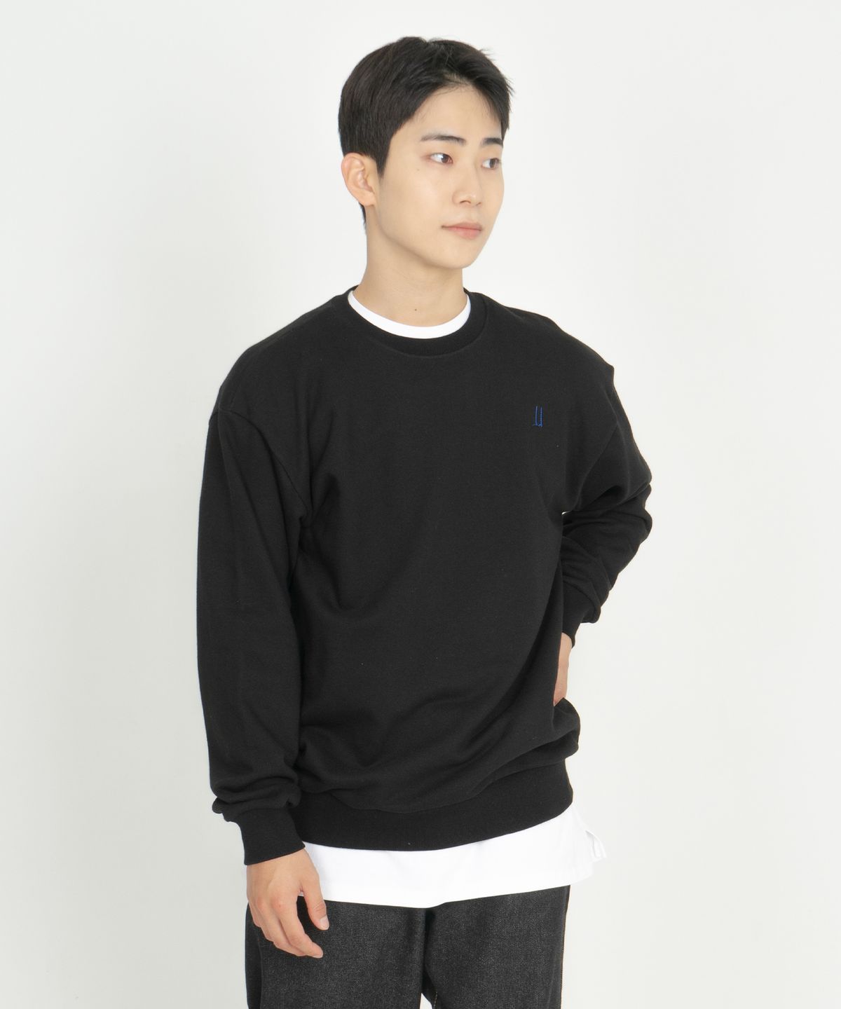 오드닷(ODD DOT) 오드 스퀘어 맨투맨_블랙