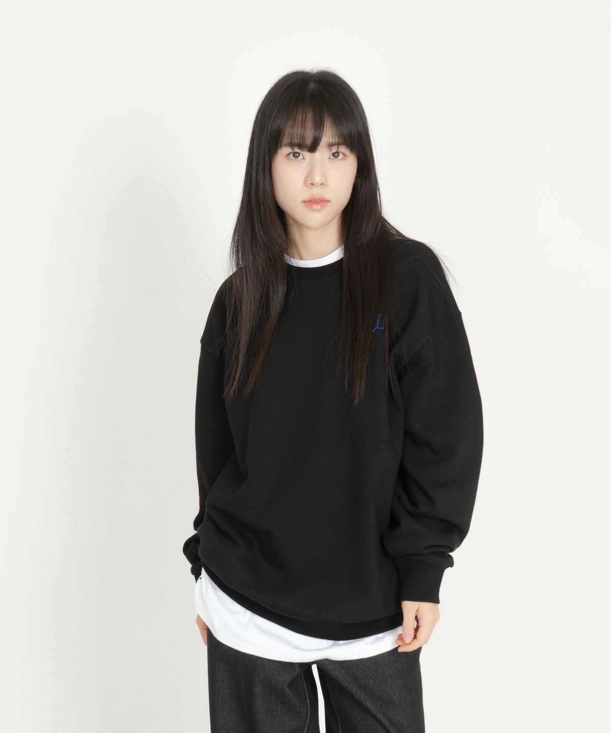 오드닷(ODD DOT) 오드 스퀘어 맨투맨_블랙