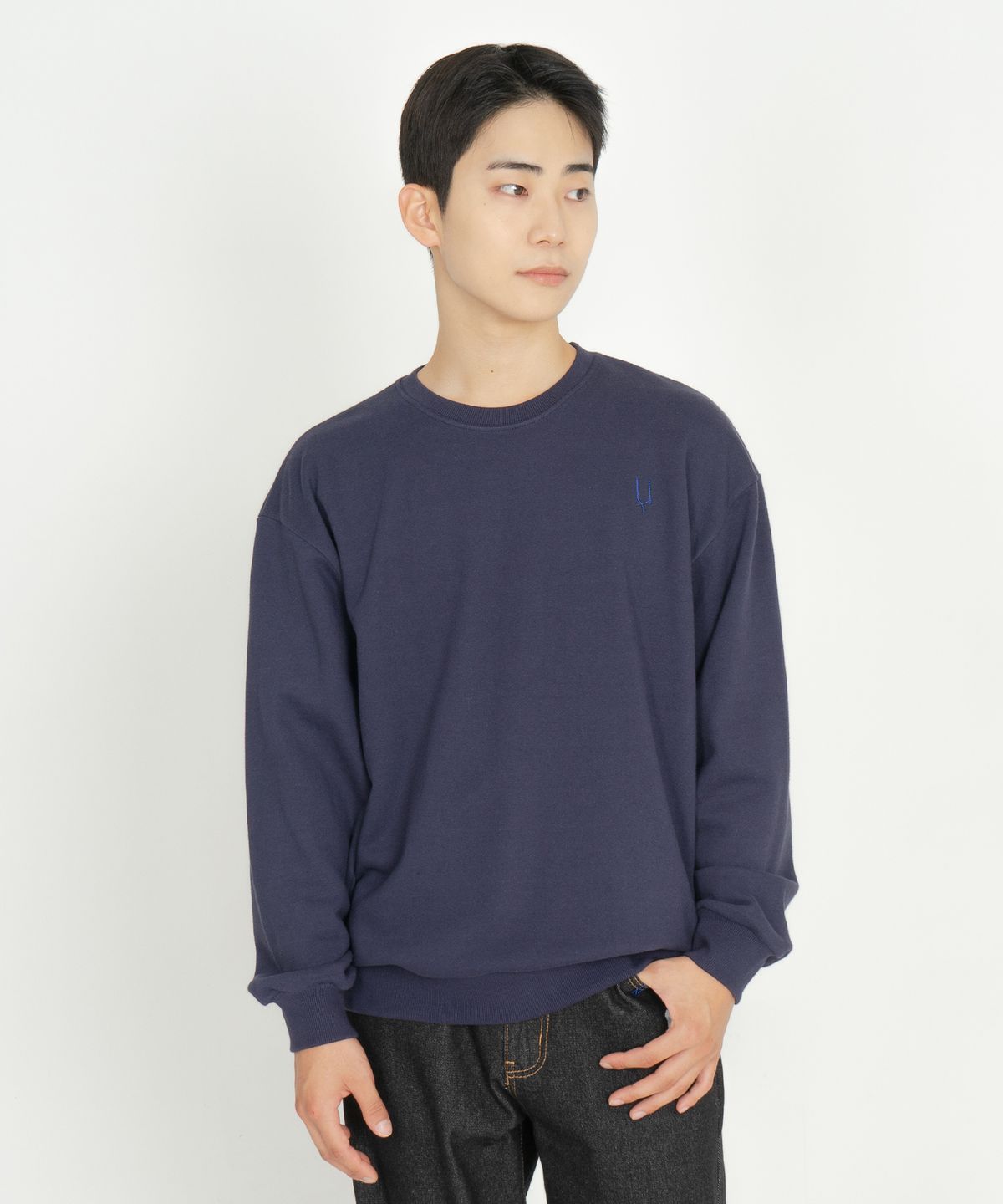 오드닷(ODD DOT) 오드 스퀘어 맨투맨_네이비