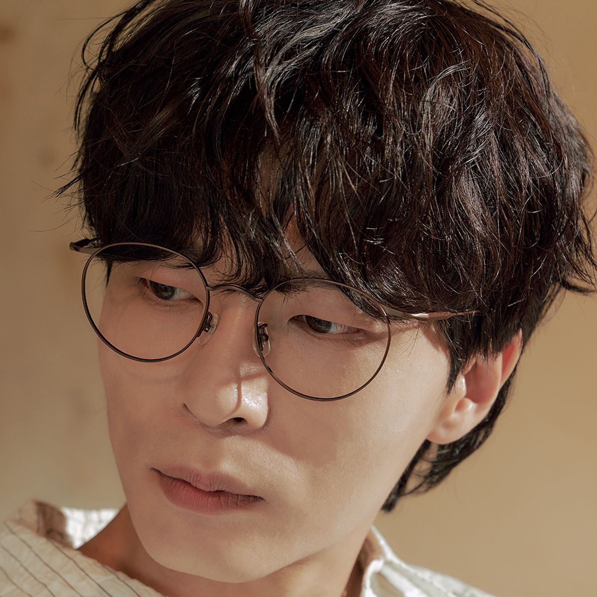 알로아이웨어(ALO EYEWEAR) [illusionist] 오버사이즈 라운드 티타늄 브라운 안경테 IL8404 1616M