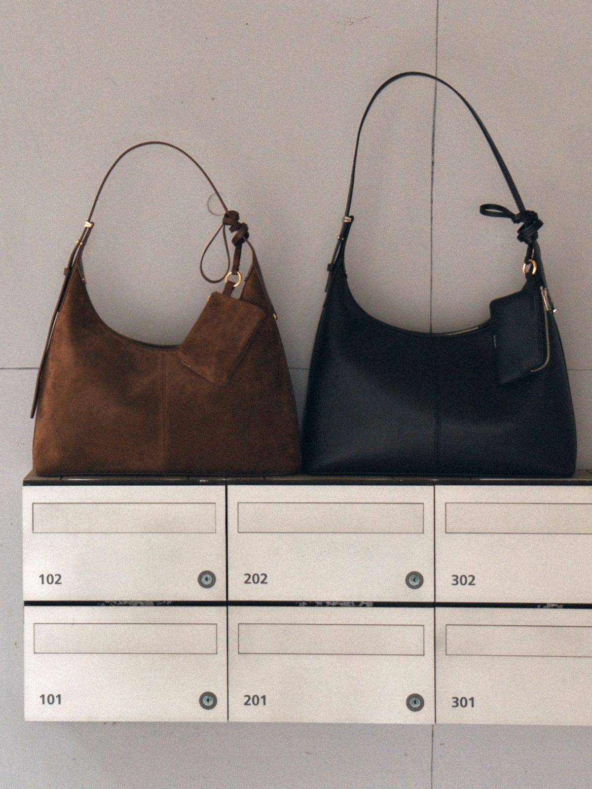 드메리엘(DEMERIEL) Veneta Hobo Bag Medium Black